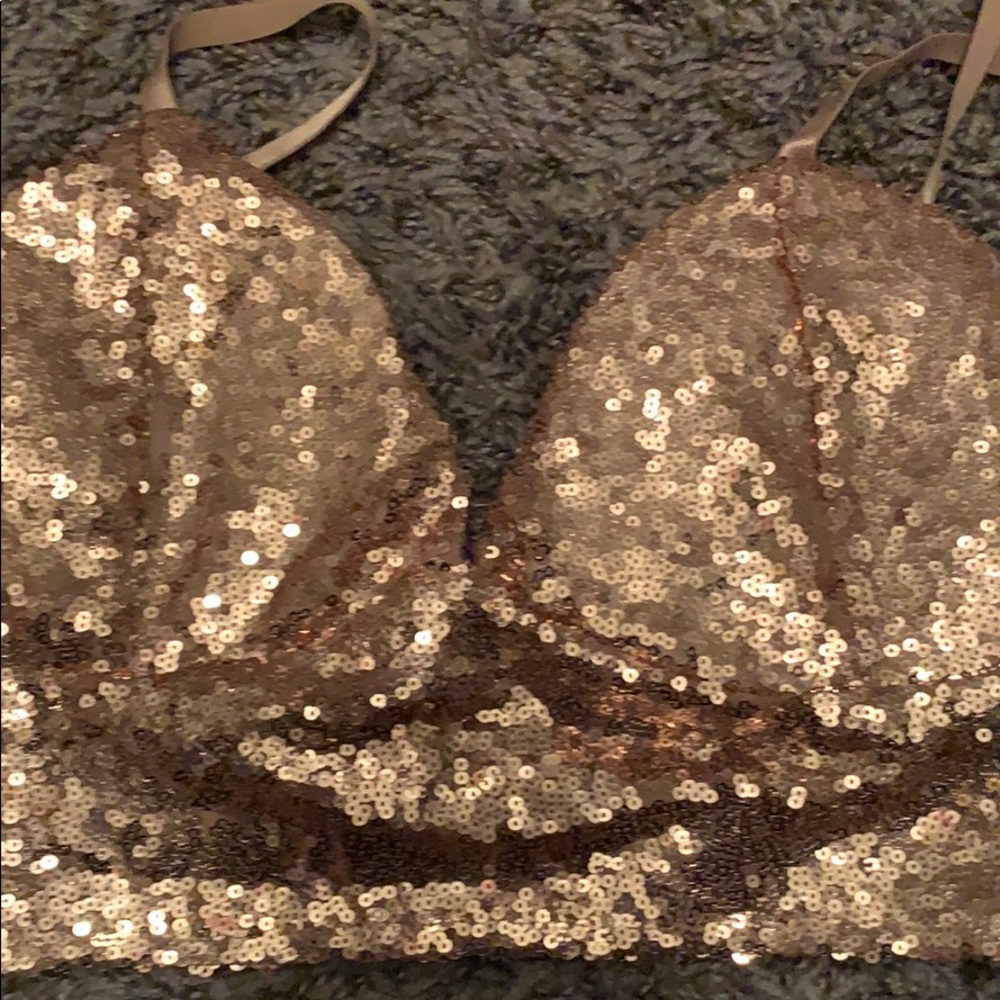 A cute sequence crop top